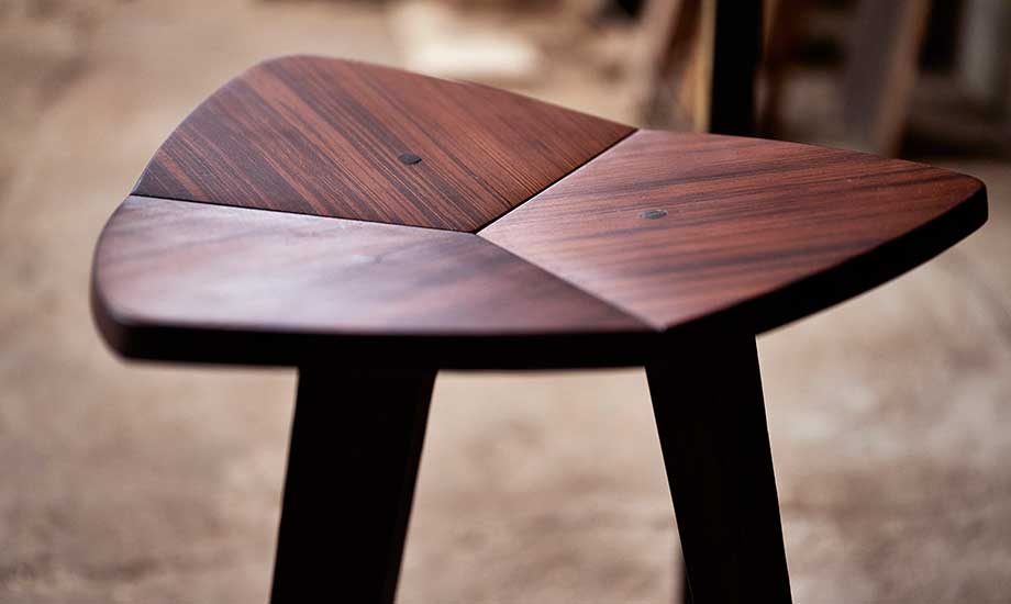 Xylit — Tisch, Hocker und Lampe – Tischlerarbeit Jasper Seemann