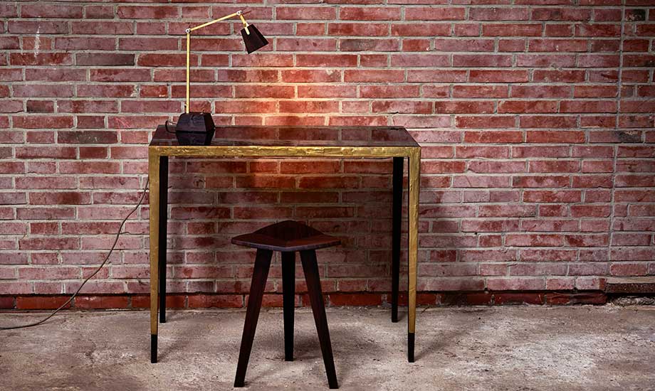 Xylit — Tisch, Hocker und Lampe